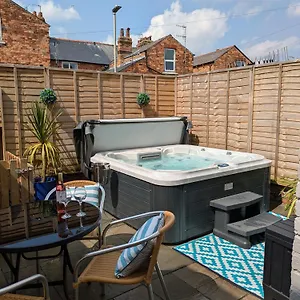  Holiday home Seaside Escapes - With Relaxing Hot Tub!